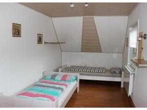 Habitación pequeña con cama y escalera en Forgetful the big one, en Titisee-Neustadt