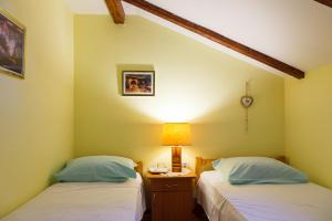 una camera da letto con due letti e una lampada su un tavolo di Guest House Keserovic a Vinci