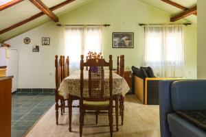 una cucina e una sala da pranzo con tavolo e sedie di Guest House Keserovic a Vinci