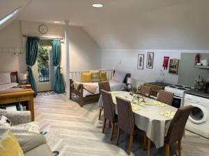 Alpaca Lodge في سيتينغبورن: مطبخ وغرفة معيشة مع طاولة وكراسي