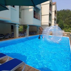 Bazén v ubytování Park Art Villas nebo v jeho okolí