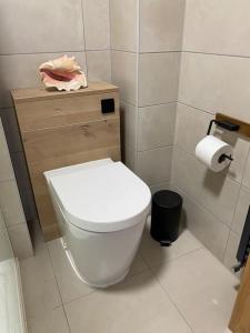 a bathroom with a toilet and a roll of toilet paper at 3BD Sanctuary in Beeston, Nottinghamshire in Beeston