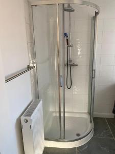 een douche met een glazen deur in de badkamer bij 3BD Sanctuary in Beeston, Nottinghamshire in Beeston