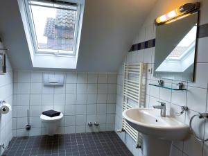 La salle de bains est pourvue d'un lavabo, de toilettes et d'une fenêtre. dans l'établissement Wohnen am Schlosspark, à Bad Salzuflen