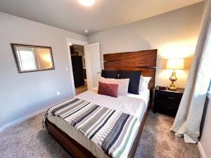 1 dormitorio con 1 cama grande y cabecero de madera en Modern Style KING bed Free Wi-Fi with Garage, en Spokane Valley