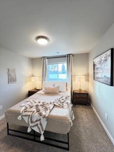 Un dormitorio con una cama grande y una ventana en Modern Style KING bed Free Wi-Fi with Garage, en Spokane Valley