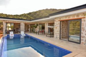 Piscina de la sau aproape de VİLLA LİNA