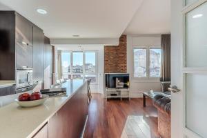 Kuchyň nebo kuchyňský kout v ubytování Enjoybcn Fira Apartment