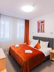 Una habitación de hotel con una cama con dos toallas. en Hotel Urban, en Baia Mare