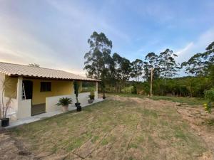 una casa con un grande cortile davanti di Loft 1 Sítio do Barrigudinho a Saquarema