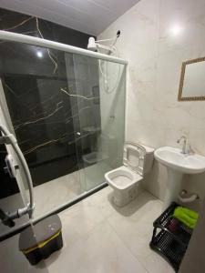un bagno con doccia, WC e lavandino di Loft 1 Sítio do Barrigudinho a Saquarema