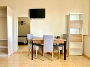 Una televisión o centro de entretenimiento en Apartamentos Turisticos Mediterraneo