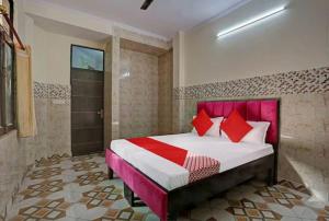 a bedroom with a pink bed and a shower at Hotel Thanks in New Delhi