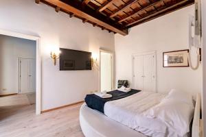 ローマにあるPrince's Suite Popolo Viewのベッドルーム(ベッド1台、薄型テレビ付)