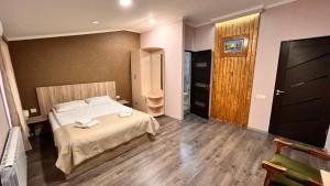 Postel nebo postele na pokoji v ubytování Elross Hotel