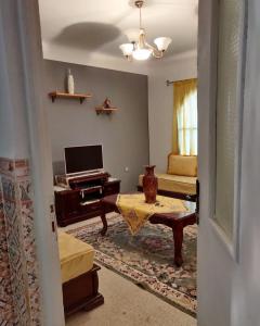 a living room with a table and a couch at Appartement F3 équipé, spacieux près du centre in Biskra