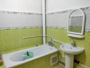 a bath tub with a sink and a mirror at Appartement F3 équipé, spacieux près du centre in Biskra