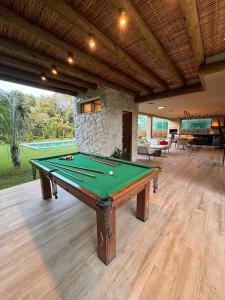 Biliár nebo kulečník v ubytování Casa em Praia do forte - 6 suites