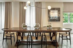 Royal Luxury 3 Beds: Central Covent Garden Haven في لندن: غرفة طعام مع طاولة وكراسي خشبية