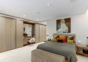 a bedroom with a large bed and a kitchen at Royal Luxury 3 Beds: Central Covent Garden Haven in London