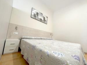 Cama o camas de una habitación en Apartamentos Turisticos Mediterraneo
