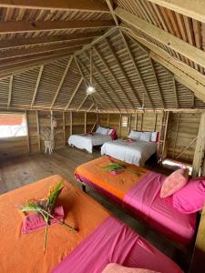 um quarto com 3 camas num sótão em Urraca Private Island Bocas del Toro em Buena Vista