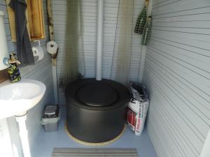 aseo negro en el baño con lavabo en Västeräng Glamping en Lillandet