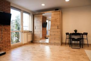 Μια τηλεόραση ή/και κέντρο ψυχαγωγίας στο Apartament dla pracowników Katowice