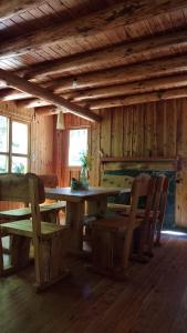 a dining room with a table and chairs in a cabin at Espacio Aquarel Patagonia in Los Repollos