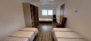 two beds in a small room with a bedroom at Holiday Home Workers in Wervik