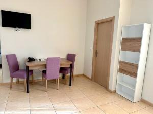 Una televisión o centro de entretenimiento en Apartamentos Turisticos Mediterraneo