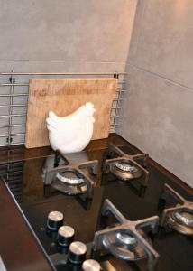 un pollo blanco sentado encima de una estufa en Studio@25, en Zandvoort