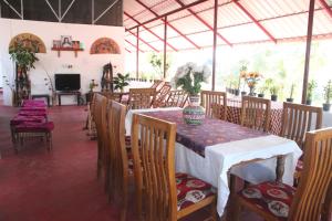 ein Esszimmer mit einem Tisch und Stühlen in der Unterkunft DreamCatcher Residency in Kochi