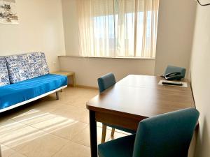 una habitación con una mesa y sillas y un sofá en Apartamentos Turisticos Mediterraneo, en Cartagena