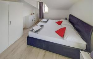 une chambre avec un grand lit avec des oreillers rouges dans l'établissement 1 Bedroom Amazing Apartment In Sibenik, à Šibenik