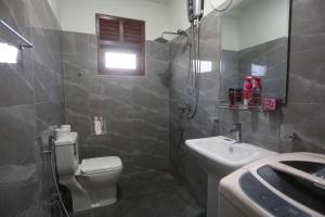 ゴールにあるcric villaのバスルーム(トイレ、洗面台付)