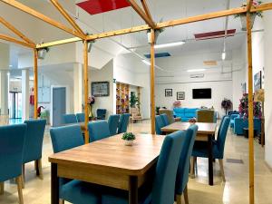 uma sala de conferências com uma mesa de madeira e cadeiras azuis em Apartamentos Turisticos Mediterraneo em Cartagena