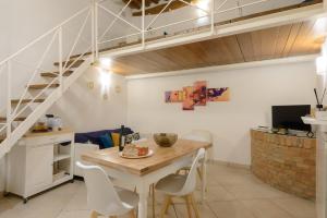 Casa Vezzosa في سيينا: غرفة طعام مع طاولة ودرج