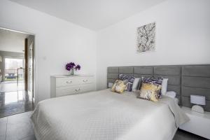 Ένα ή περισσότερα κρεβάτια σε δωμάτιο στο Gama Home Glebocka 5D, 2-6 Guests