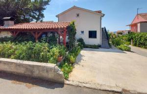 une maison avec un belvédère à côté d'une rue dans l'établissement Stunning Apartment In Brodarica, à Brodarica 12 autres photos