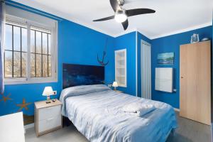ロタにあるEl Marineroの青いベッドルーム(ベッド1台、天井ファン付)