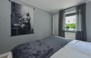 מיטה או מיטות בחדר ב-Pet Friendly Home In Kerkdriel With Lake View