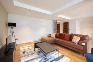 a living room with a couch and a tv at GuestReady - Delightful stay near the city centre in Birmingham