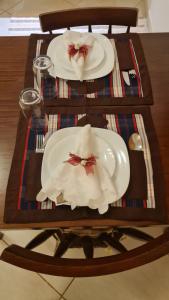 una mesa con dos platos y una servilleta. en Apartamento 1411 Barretos Park Hotel - O Hotel do Parque do Peão, en Barretos