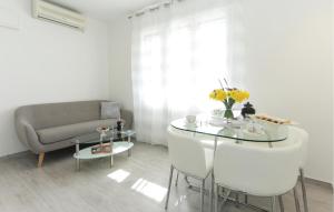 ein Wohnzimmer mit Sofa und Tisch in der Unterkunft One-Bedroom Apartment In Solin in Solin