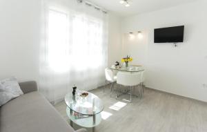 ein Wohnzimmer mit Sofa und Tisch in der Unterkunft One-Bedroom Apartment In Solin in Solin