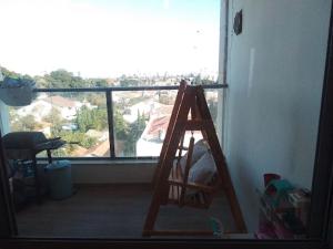 Una escalera de madera en una habitación con ventana en דירת בוטיק כיפית לשומרי שבת וכשרות בלבד, en Raanana