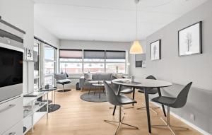 - un salon avec une table et des chaises dans l'établissement Fan Bad, Lejl, 110, à Fanø