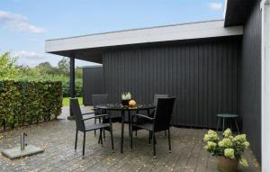 una mesa negra y sillas en un patio en Beautiful Home In Haderslev With House Sea View en Haderslev