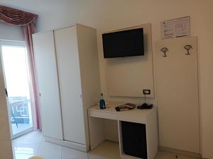 TV a/nebo společenská místnost v ubytování B&B Metropols Sottomarina